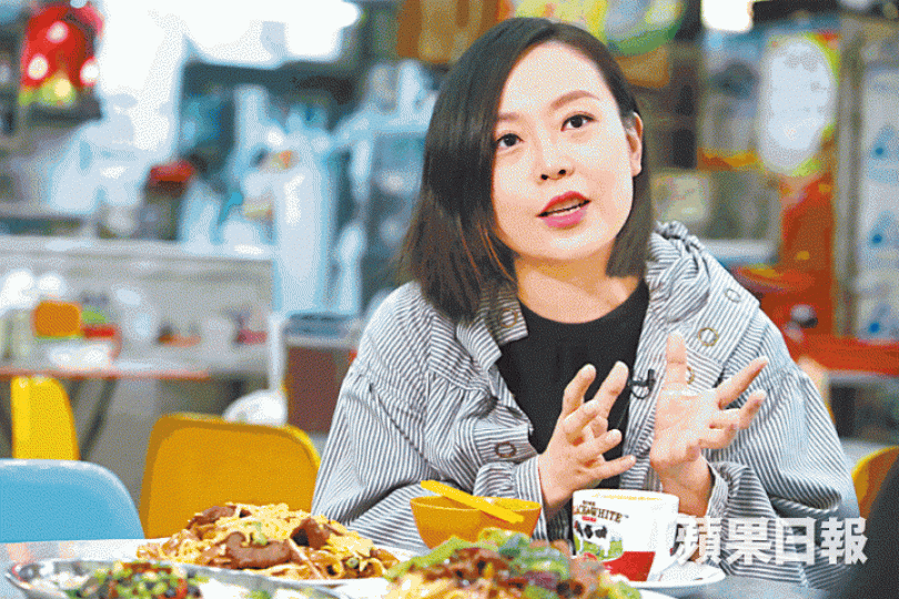 蔡運華指無論在地攤抑或街市、熟食市場,均可尋回香港本土味。如今九江街地舖多為車房、二手唱片店等,人流不及鴨寮街等暢旺。蔡運華(右)於2015年出席深水埗棚仔街頭時裝表演,要求「不遷不拆,還布販謀生權」。受訪者提供圖片昔日九江街是江湖猛人孕育地,有幫派更在路牌上噴上「十四」字樣。資料圖片在舞台劇《九江》中,蔡運華飾演港漂,訪問三名在九江街長大的江湖人物。《九江》綵排情況。 蔡運華指無論在地攤抑或街市、熟食市場,均可尋回香港本土味。如今九江街地舖多為車房、二手唱片店等,人流不及鴨寮街等暢旺。蔡運華(右)於2015年出席深水埗棚仔街頭時裝表演,要求「不遷不拆,還布販謀生權」。受訪者提供圖片昔日九江街是江湖猛人孕育地,有幫派更在路牌上噴上「十四」字樣。資料圖片在舞台劇《九江》中,蔡運華飾演港漂,訪問三名在九江街長大的江湖人物。《九江》綵排情況。