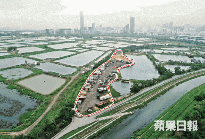 新田一地段魚塘屢次涉及非法填塘及違規發展,現時變成露天貨倉(紅框示)。朱家駿攝 新田一地段魚塘屢次涉及非法填塘及違規發展,現時變成露天貨倉(紅框示)。朱家駿攝