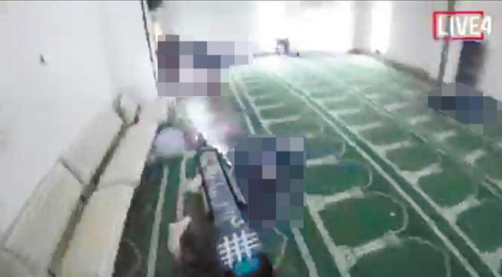 兇徒闖入清真寺亂槍掃射,並在網上直播過程。互聯網槍手塔蘭特駕車往清真寺途中自拍。路透社阿德恩 兇徒闖入清真寺亂槍掃射,並在網上直播過程。互聯網槍手塔蘭特駕車往清真寺途中自拍。路透社阿德恩