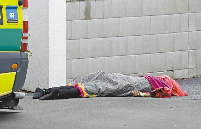 槍手大開殺戒後,有死者伏屍清真寺外。美聯社一名獲警方護送離開清真寺的男子事後表現激動。美聯社槍手塔蘭特 槍手大開殺戒後,有死者伏屍清真寺外。美聯社一名獲警方護送離開清真寺的男子事後表現激動。美聯社槍手塔蘭特