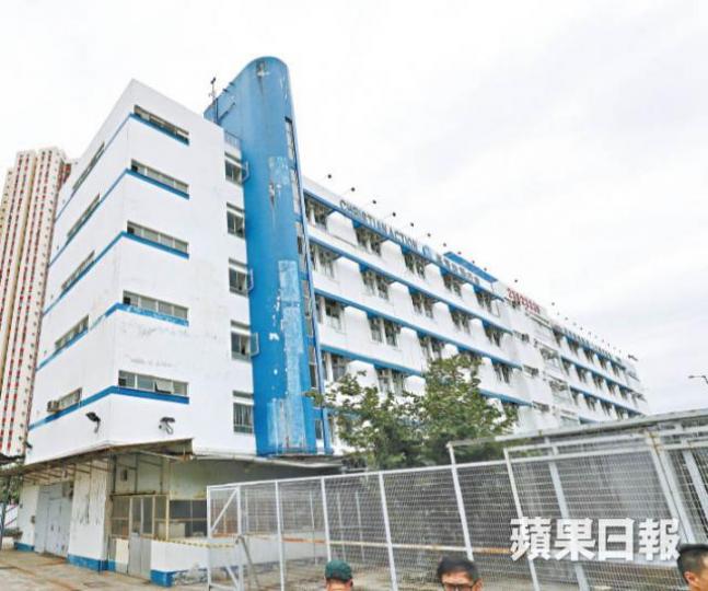 基督教勵行會以新秀大廈作總部逾30年,為配合建屋計劃需於月底遷出。張志華攝當年難民營為難民提供醫療服務,圖為營內配藥處。大廈大門最具代表性的英軍徽號,初步獲古物古蹟辦事處承諾保留。新秀大廈1978年改建為「新秀越南難民營」,即啟德北難民營,勵行會前身基督教難民服務處曾在營內成立學校,為難民兒童提供全日制中小學課程。勵行會又會安排居住離島的難民孕婦到啟德北難民營暫住,以便到市區醫院檢查待產,同時舉辦裁縫及針織班,讓她們為子女縫製衣服。 基督教勵行會以新秀大廈作總部逾30年,為配合建屋計劃需於月底遷出。張志華攝當年難民營為難民提供醫療服務,圖為營內配藥處。大廈大門最具代表性的英軍徽號,初步獲古物古蹟辦事處承諾保留。新秀大廈1978年改建為「新秀越南難民營」,即啟德北難民營,勵行會前身基督教難民服務處曾在營內成立學校,為難民兒童提供全日制中小學課程。勵行會又會安排居住離島的難民孕婦到啟德北難民營暫住,以便到市區醫院檢查待產,同時舉辦裁縫及針織班,讓她們為子女縫製衣服。