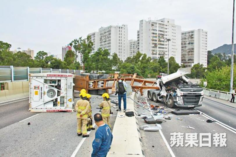 貨櫃車失控向右翻側,貨櫃越過石壆飛至對面行車線,多條行車線受阻。劉永明攝司機倒卧路中,表情痛苦。互聯網受意外影響,龍富路天橋一度大塞車。讀者提供圖片 貨櫃車失控向右翻側,貨櫃越過石壆飛至對面行車線,多條行車線受阻。劉永明攝司機倒卧路中,表情痛苦。互聯網受意外影響,龍富路天橋一度大塞車。讀者提供圖片