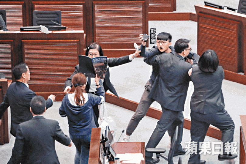 眾志成員昨在公聽會上衝出抗議國歌條例,被保安阻截帶走。何穎賢攝 眾志成員昨在公聽會上衝出抗議國歌條例,被保安阻截帶走。何穎賢攝
