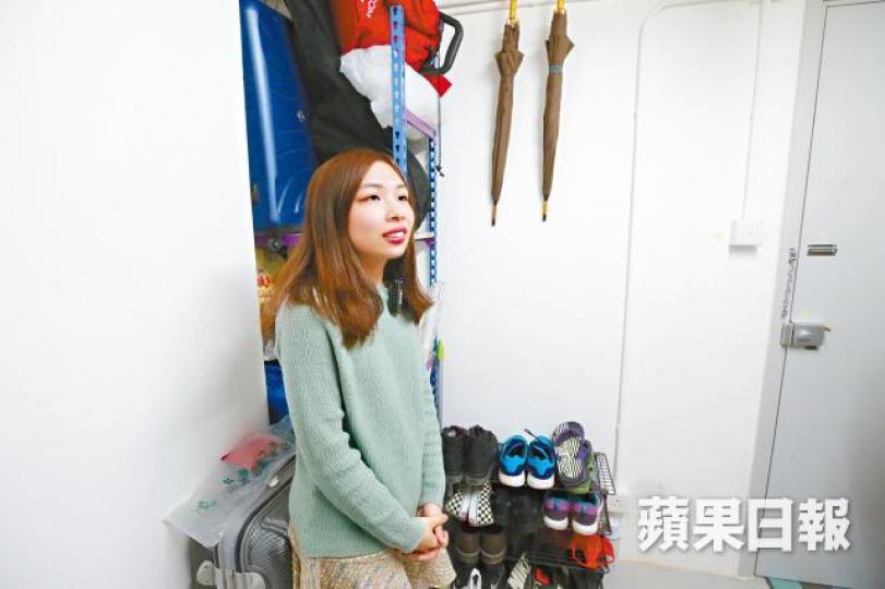 阿心自言搬入社屋居住後,與家人關係反而改善。阿元的房間約100呎,月租約1,500元。 阿心自言搬入社屋居住後,與家人關係反而改善。阿元的房間約100呎,月租約1,500元。