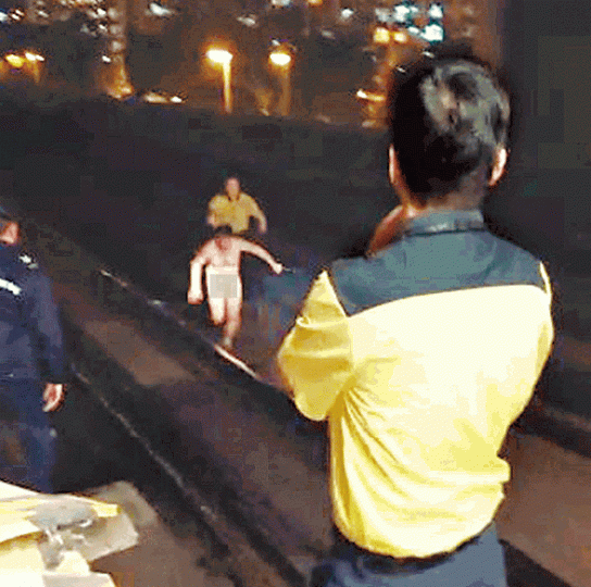 外籍裸男闖入路軌,由荔景跑到葵興。讀者提供圖片 外籍裸男闖入路軌,由荔景跑到葵興。讀者提供圖片