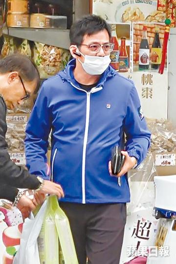 黃日華日前專程由大埔到九龍城買米。黃日華為照顧太太梁潔華,近年已減少離港工作。資料圖片 黃日華日前專程由大埔到九龍城買米。黃日華為照顧太太梁潔華,近年已減少離港工作。資料圖片