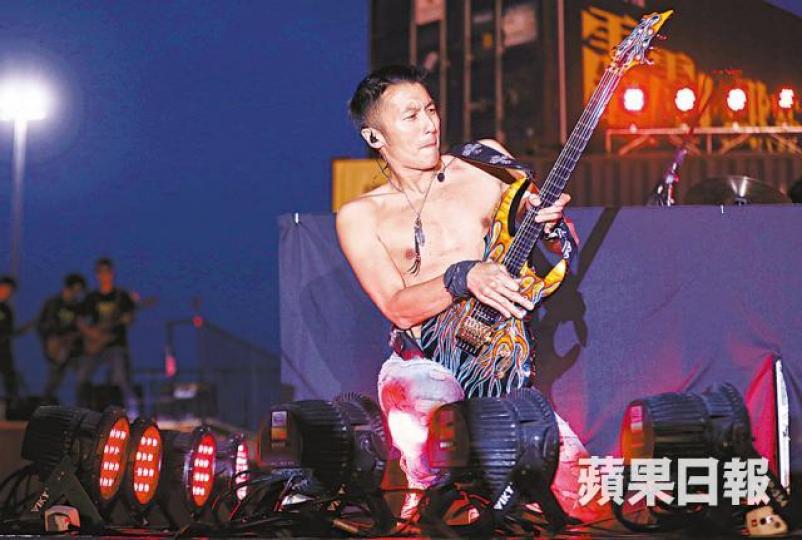 霆鋒昨日在亞博演出戶外騷,獲父母到場支持。 霆鋒昨日在亞博演出戶外騷,獲父母到場支持。