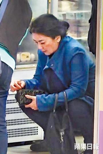 【踎低揀菜】胡慧中昨日前往灣仔街市買餸，挑選有機菜時還不顧儀態蹲下揀選，女傭在旁邊睇實。DV圖片【獨自買魚】買完菜後，女傭先行離開，胡慧中自行到魚檔買魚。【戴番黑超】胡慧中發現記者後，即戴上黑超繼續買餸。【急急閃人】胡慧中買餸後，即由司機駕駛七人車離開街市。胡慧中80年代來港發展，當時拍攝的《霸王花》系列，成為她的代表作。資料圖片何志平將於下周一判刑，妻子胡慧中相當擔憂。資料圖片胡慧中日前為夫婿撰求情信，指何志平94歲的母親一直盼望兒子早日歸來。資料圖片