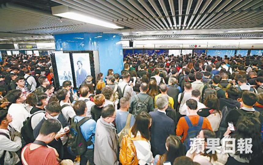 金鐘站於昨日放工時間逼爆，港鐵一度要實施人流管制。黎樹雄攝港鐵發生嚴重事故，大批市民轉乘過海巴士。江俊豪攝