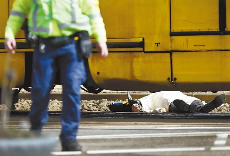槍擊案一名死者遺體在現場用白布覆蓋。荷蘭警方發放涉案男子塔尼什施襲前在電車的閉路電視畫面。事後大批荷槍實彈警員到場戒備。