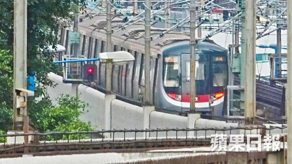 港鐵測試新信號系統觸發衝燈事故，行車安全惹人擔憂。