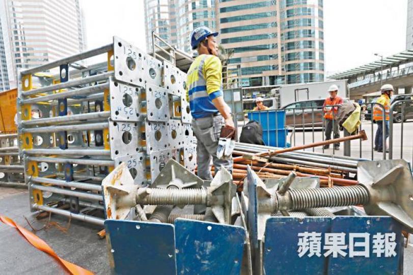 工人全日密鑼緊鼓運送工具到中環站。謝榮耀攝