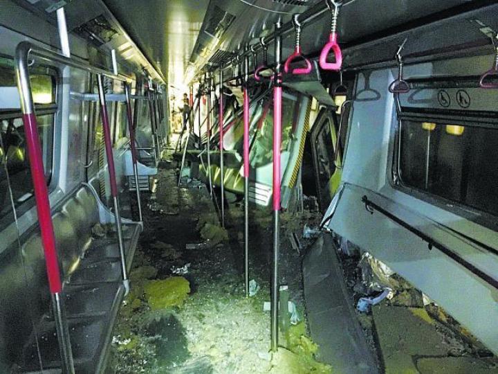 其中一列港鐵列車座位飛脫，車門嚴重變形。互聯網港鐵工程人員昨深夜在意外現場檢查涉事列車，商議移離方案，現場看不到被撞的另一列車，未知是否已移離現場。讀者提供圖片港鐵車務總監劉天成港鐵控制中心截圖顯示新系統出錯，容許兩列車駛進同一交叉渡線。西環飛躍動力召集人葉錦龍fb圖片