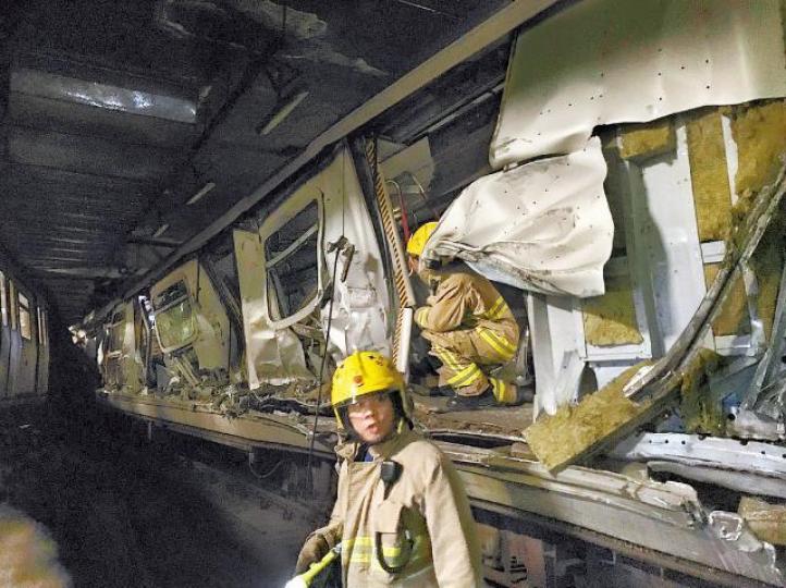 消防員到港鐵列車相撞現場搜索。互聯網兩名涉事車長（左一及左二）事後送院治理。列車車廂被撞至傾側。互聯網大批消防員在中環站外戒備。