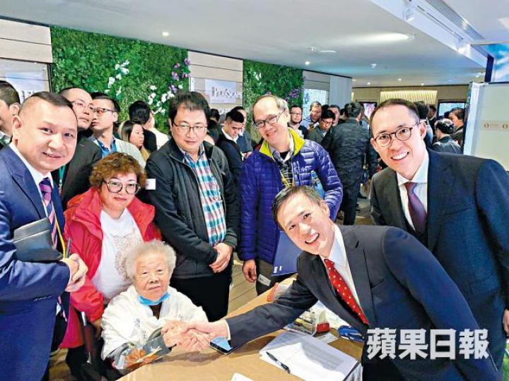 去年鄧婆婆擲近2,000萬元購入觀塘新盤凱匯，近日其近親則以1,800萬元沽出將軍澳東港城。將軍澳東港城