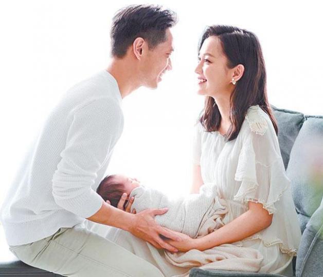 Miki昨日宣佈已為老公郭永淳誕女，囡囡取名Emma。互聯網圖片Miki指囡囡好食得、好瞓得。互聯網圖片郭永淳痛錫大仔，現在得女湊夠好字。資料圖片Miki上月挺肚在中環濕平，心情輕鬆。資料圖片