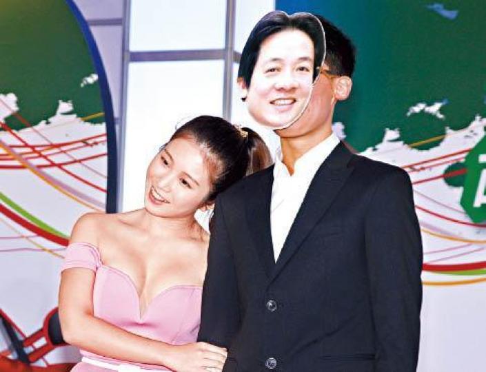 女星雞排妹也是賴清德粉絲，曾與山寨賴神合照。