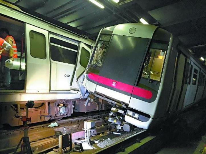 兩列無載客港鐵列車昨凌晨因信號系統出錯而相撞。港鐵提供圖片