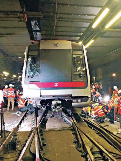 工程人員昨晚約11時成功將列車放回路軌。大批港鐵職員利用索帶拉正列車。互聯網消防坍塌隊利用油壓唧花約六小時將車廂唧起。 工程人員昨晚約11時成功將列車放回路軌。大批港鐵職員利用索帶拉正列車。互聯網消防坍塌隊利用油壓唧花約六小時將車廂唧起。