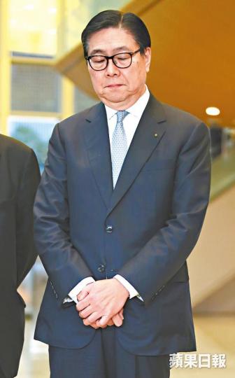港鐵主席馬時亨港鐵昨派職員舉牌指示轉乘方向。昨日繁忙時間中環站人山人海。 港鐵主席馬時亨港鐵昨派職員舉牌指示轉乘方向。昨日繁忙時間中環站人山人海。