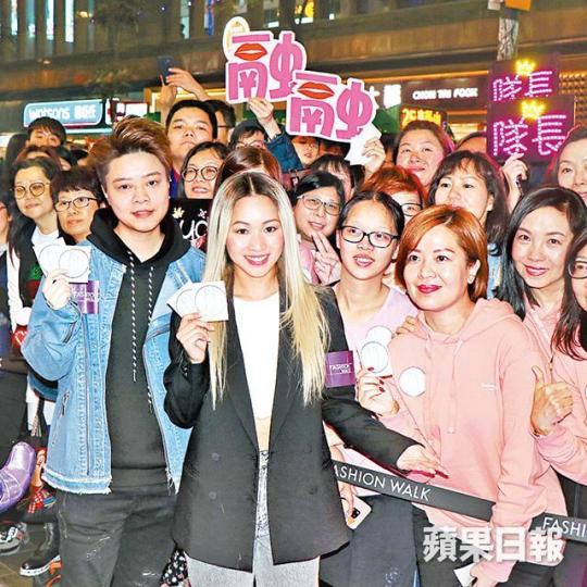 鄭融近日宣傳新歌構思busking，即想起找羅凱鈴（左）合作。