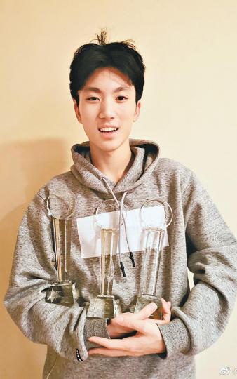 張一男(圖)在上海學生電影節得了最佳影片等三個獎項,甚有其父張藝謀的風範。微博圖片張藝謀。資料圖片 張一男(圖)在上海學生電影節得了最佳影片等三個獎項,甚有其父張藝謀的風範。微博圖片張藝謀。資料圖片