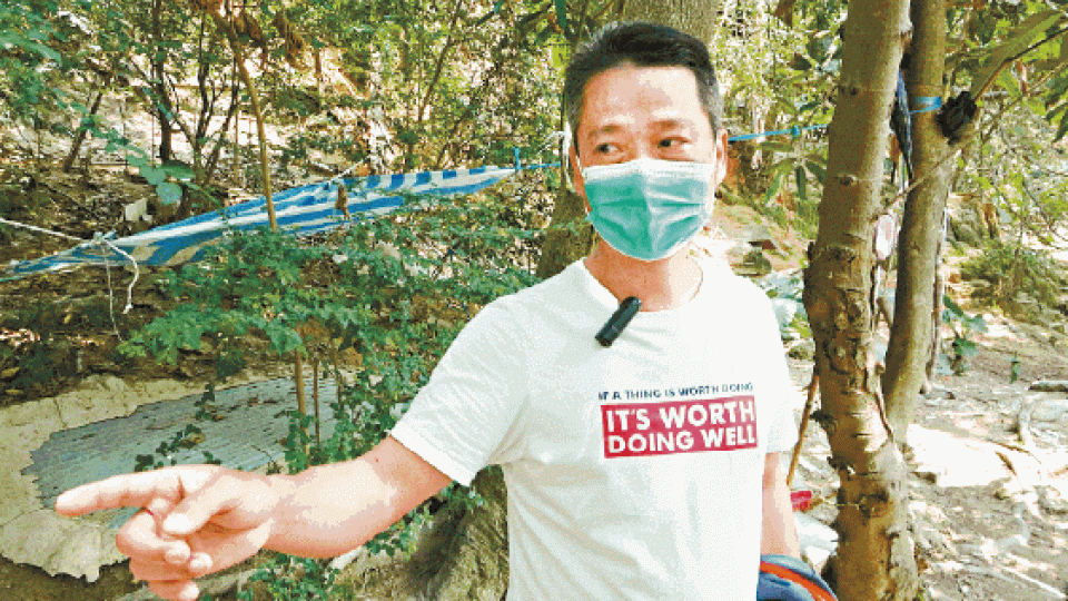 佐敦谷福德伯公古廟職員每日在斜坡渠邊清走死老鼠（紅圈示）。
