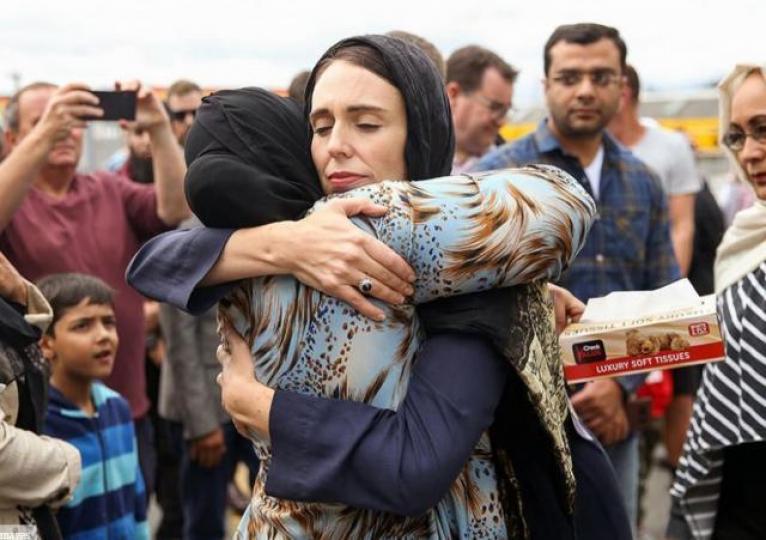 新西蘭總理Jacinda Ardern在基督城槍擊案後，頭蓋黑紗到遇襲穆斯林社區，擁抱慰問受害家庭。互聯網圖片