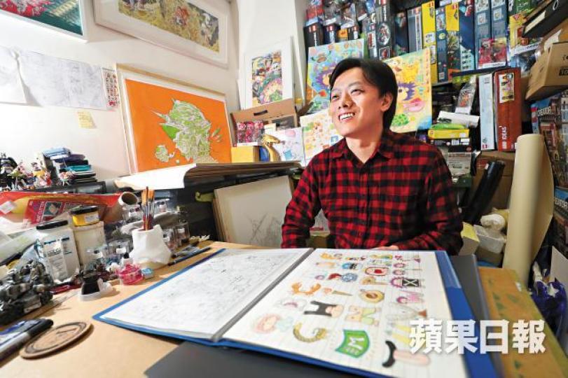 姜智傑的工作室內玩具比漫畫還多。《森巴Family》是瘋狂搞笑的單元式漫畫故事。《森巴Family》的草稿亂中有序。阿姜2016至17年自資出版過三本獨立漫畫雜誌《Comic O》，供志同道合的漫畫家自由創作。