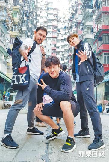 （左起）Paul Foster、金鐘國與Kevin在香港拍攝時，去到海山樓打卡。金鐘國吃過雞蛋仔，便學着親手做。DV圖片金鐘國前日在新加坡受訪時大讚《No Sleep No FOMO》的嘉賓很出色，可以不眠60小時挑戰遊戲。【第5集】地點：香港　日期：4月12日金鐘國（右）食完蛇羹後覺得很補身，頓覺有氣有力。金鐘國揀選「旅伴」，金媽媽為不二之選。資料圖片李光洙（左）深受《RM》隊友歡迎，金鐘國也視他為不眠旅遊真人騷的拍檔。資料圖片