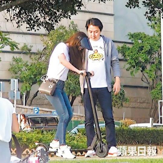 Mango玩滑板車不懂平衡,要男友人教導。Mango貼身褲下現幸福肥,笑言要多做運動。 Mango玩滑板車不懂平衡,要男友人教導。Mango貼身褲下現幸福肥,笑言要多做運動。