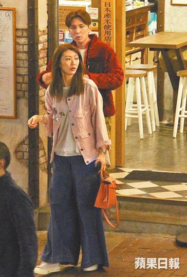 王大業撻着「翻版連詩雅」吳慧冰,日前到銅鑼灣撐枱腳。王大業與女友吳慧冰在鬧市拖手覓食。 王大業撻着「翻版連詩雅」吳慧冰,日前到銅鑼灣撐枱腳。王大業與女友吳慧冰在鬧市拖手覓食。