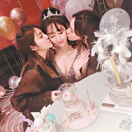 Cammi(中)雖然甩拖,但有一班朋友與她慶祝生日。互聯網圖片 Cammi(中)雖然甩拖,但有一班朋友與她慶祝生日。互聯網圖片
