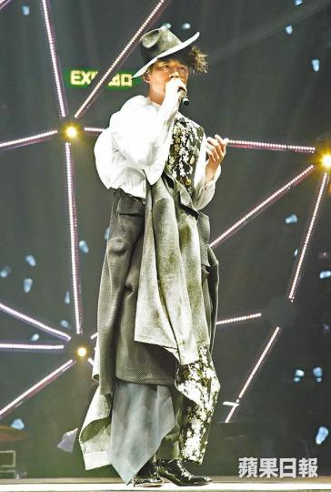 許廷鏗昨晚首度踏上紅館舞台開個人演唱會。栢芝現身許廷鏗演唱會,婉拒受訪。 許廷鏗昨晚首度踏上紅館舞台開個人演唱會。栢芝現身許廷鏗演唱會,婉拒受訪。