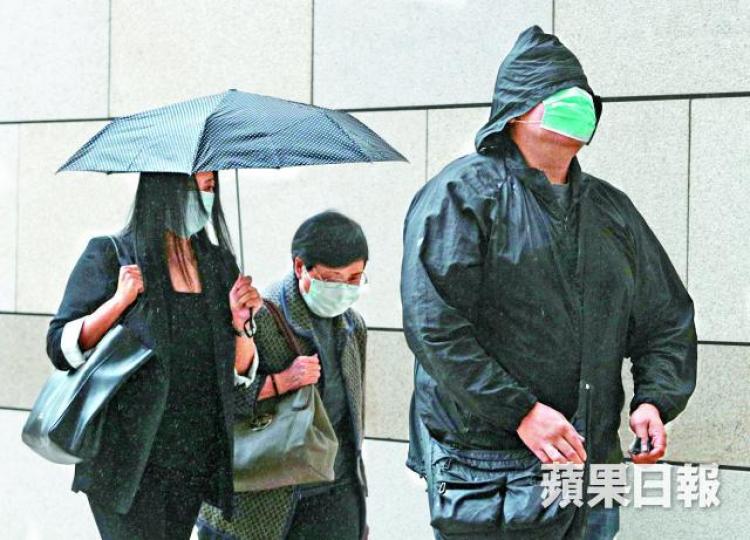 遺孀劉靜瑜(左一)昨出庭應訊。 遺孀劉靜瑜(左一)昨出庭應訊。