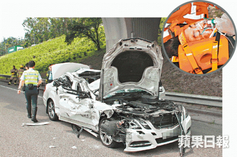 平治車身嚴重損毀，重傷司機（圓圖）被救出後送院。