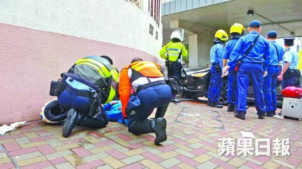 Tesla撞毀電箱方告停下，救護員到場為傷者急救。梁澤岡攝肇事司機報稱受傷送院治理。