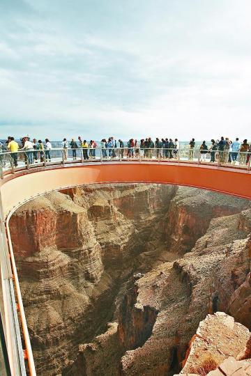 老鷹岩在馬蹄形玻璃天橋(Skywalk)對面,天橋有圍欄,但附近懸崖地方則無任何圍欄。 老鷹岩在馬蹄形玻璃天橋(Skywalk)對面,天橋有圍欄,但附近懸崖地方則無任何圍欄。