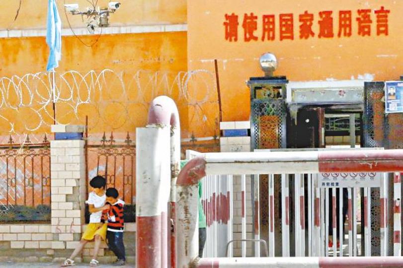 新疆公安阻撓外媒採訪。