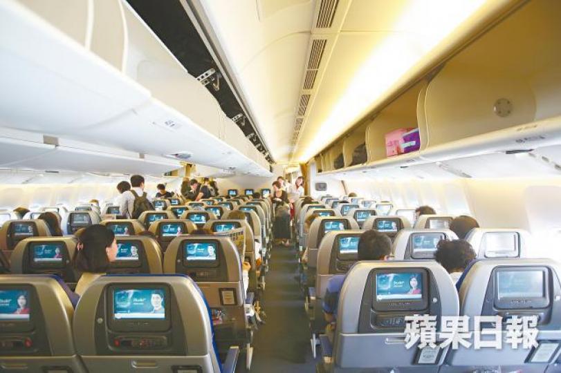 國泰機艙乘客可輕易看到鄰座播放影片。