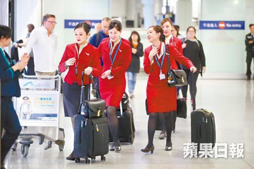 國泰終於容許未有麻疹免疫力的機組人員執勤時戴口罩。資料圖片