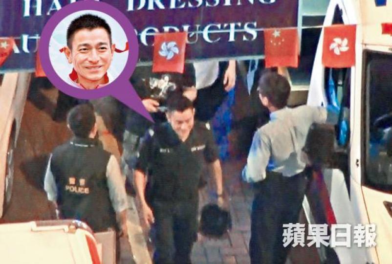 華仔前晚在廟街拍戲，吸引逾百人圍觀。DV圖片