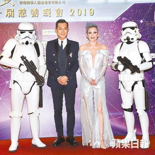 古仔以演藝人協會會長身份，與秘書長余安安接受訪問。高海寧表示會向同事推介演協手機App。甘比一向樂善好施，昨晚單拖到場。陳瀅昨晚大露背，令人眼前一亮。鄭秀文現身支持演藝人協會慈善晚宴。成龍（左）和曾志偉合照後，即匆匆入場。