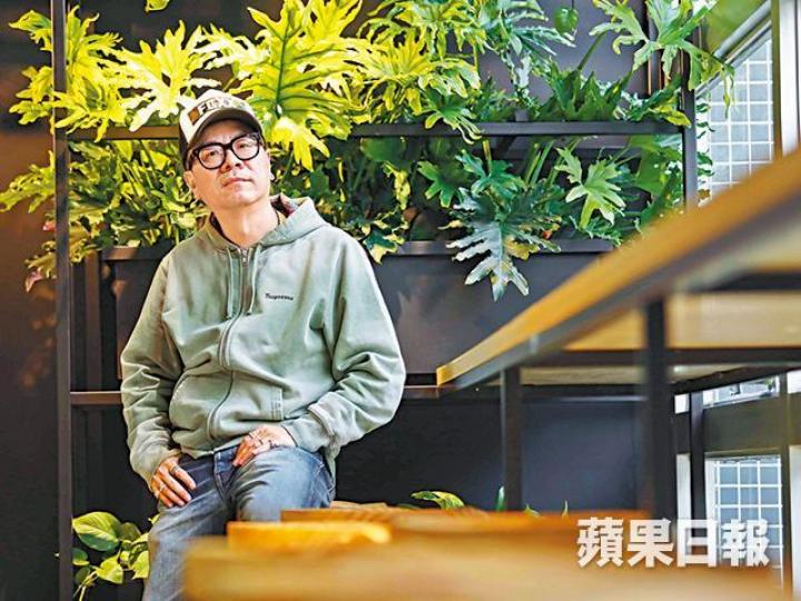 鍾澍佳覺得香港依然需要一部好的處境喜劇，紓緩生活壓力。攝影：仇志中（左起）秦煌、鎮宇、黃一飛及梁榮忠在劇中扮機師。電視圖片