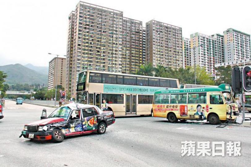 小巴與的士在大涌橋路與沙田圍路交界相撞,九人受傷。黎志偉攝消防派出多輛救護車到場救援,並將傷者送院。潘志能攝 小巴與的士在大涌橋路與沙田圍路交界相撞,九人受傷。黎志偉攝消防派出多輛救護車到場救援,並將傷者送院。潘志能攝
