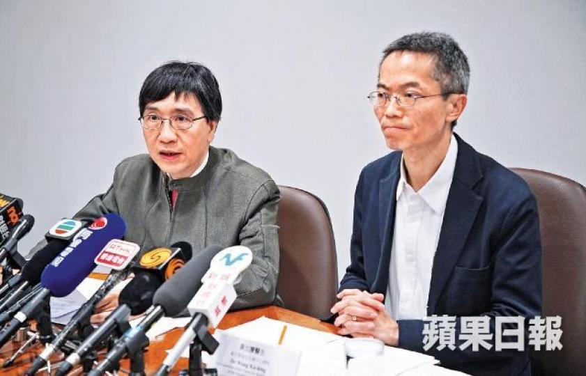 袁國勇(左)指血清測試結果符合預期,代表大部份人有麻疹抗體;旁為黃加慶。衞生防護中心上周五為100名機場員工進行血清測試。資料圖片 袁國勇(左)指血清測試結果符合預期,代表大部份人有麻疹抗體;旁為黃加慶。衞生防護中心上周五為100名機場員工進行血清測試。資料圖片