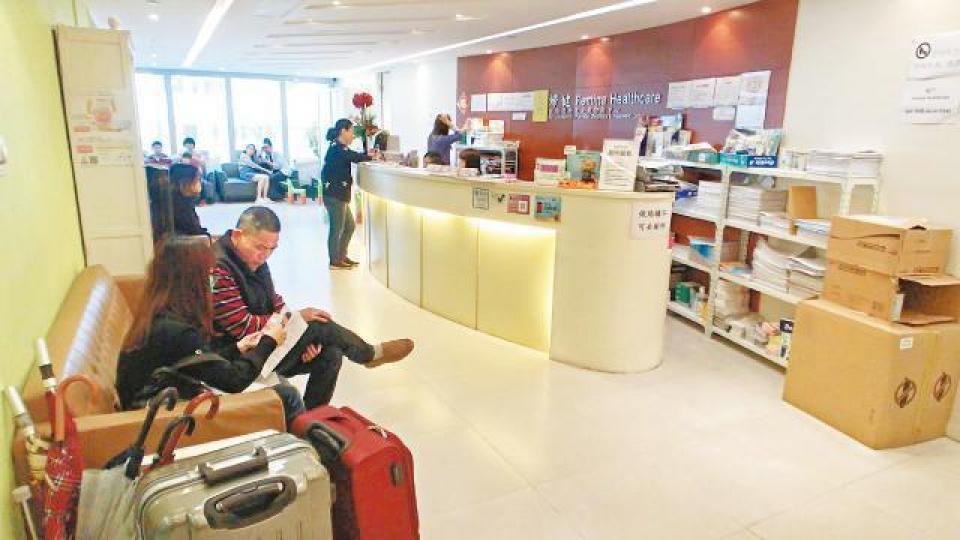 診所坐滿多對夫婦,當中大部份以普通話交談,門口亦放有行李篋。東莞王小姐來港為胎兒做性別鑑定,明言如是女的就會墮胎。婦健與三間化驗所合作,供有意做胎兒性別鑑定的孕婦選擇。有內地孕婦驗血後發現懷女胎,人工流產後指化驗結果準確。黃慧儀醫生指孕婦應於懷孕十周後做無創性產前檢查。 診所坐滿多對夫婦,當中大部份以普通話交談,門口亦放有行李篋。東莞王小姐來港為胎兒做性別鑑定,明言如是女的就會墮胎。婦健與三間化驗所合作,供有意做胎兒性別鑑定的孕婦選擇。有內地孕婦驗血後發現懷女胎,人工流產後指化驗結果準確。黃慧儀醫生指孕婦應於懷孕十周後做無創性產前檢查。