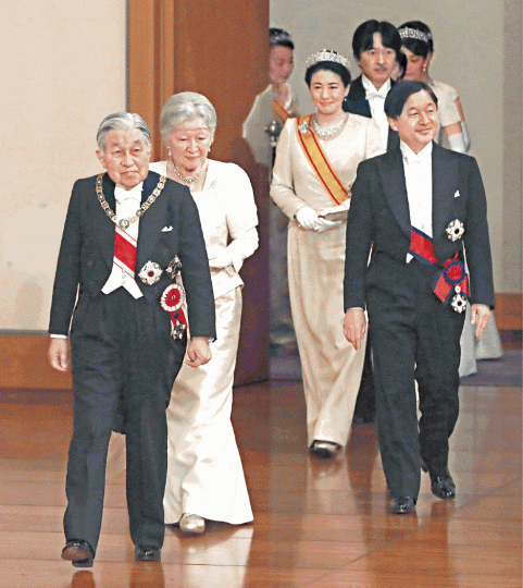 日本明仁(左)本月底退位,由皇太子德仁(右)繼位,政府今日將公佈新年號。資料圖片 日本明仁(左)本月底退位,由皇太子德仁(右)繼位,政府今日將公佈新年號。資料圖片
