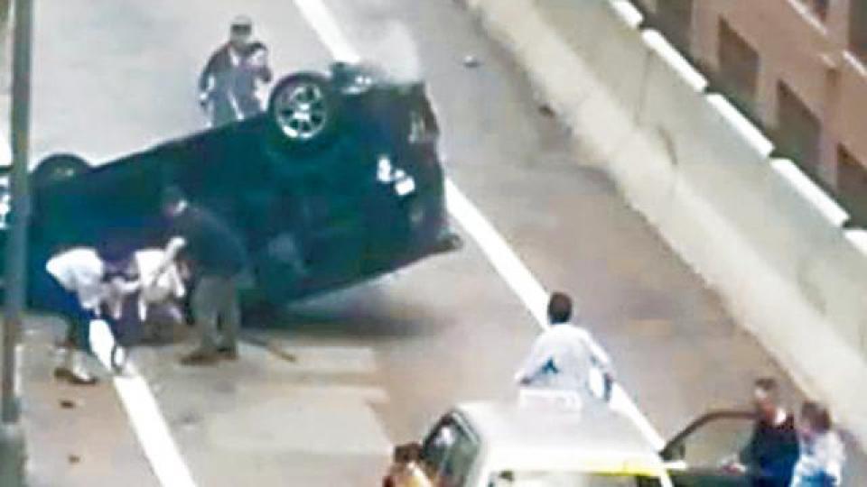 七人車失控翻車,尾隨人士落車協助救出女童,司機自行爬出。讀者提供圖片 七人車失控翻車,尾隨人士落車協助救出女童,司機自行爬出。讀者提供圖片