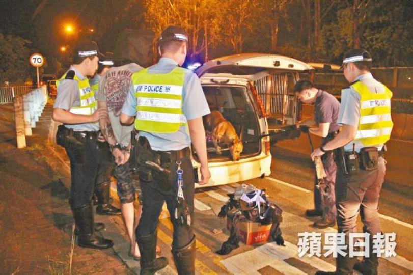 司機(左二)藏毒被捕,警方派出緝毒犬搜索車廂。黎志偉攝俗稱「流動天眼」的自動車牌識別系統。警方巡邏車首次憑車牌自動識別系統拉人。警方撿出小量毒品,有人承認自用。 司機(左二)藏毒被捕,警方派出緝毒犬搜索車廂。黎志偉攝俗稱「流動天眼」的自動車牌識別系統。警方巡邏車首次憑車牌自動識別系統拉人。警方撿出小量毒品,有人承認自用。